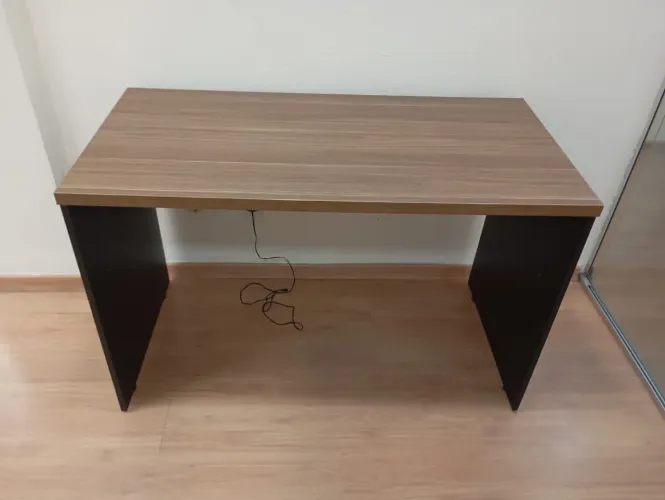 Mesa para escritório em ótimo estado.