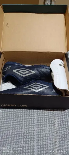Chuteira da umbro society infantil.