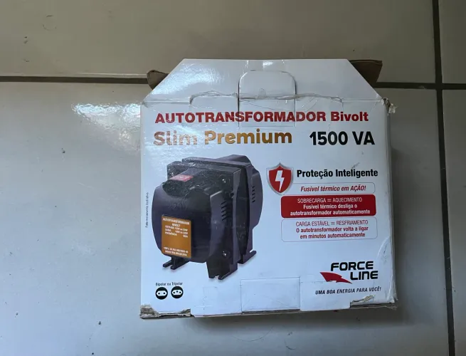 Autotransformador bivolt Force Line, modelo Slim Premium, com capacidade de 1500 VA.