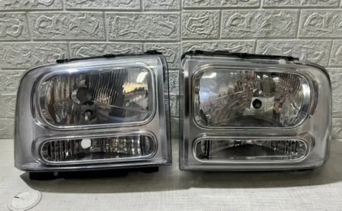 Par farol Ford F-250 F-350 F-400 importado recuperado