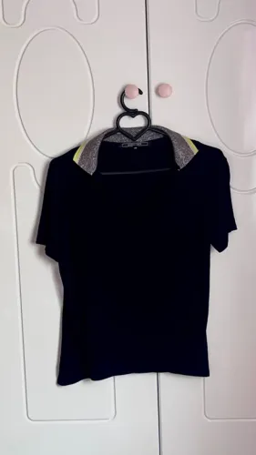 camiseta gola v shoulder preta