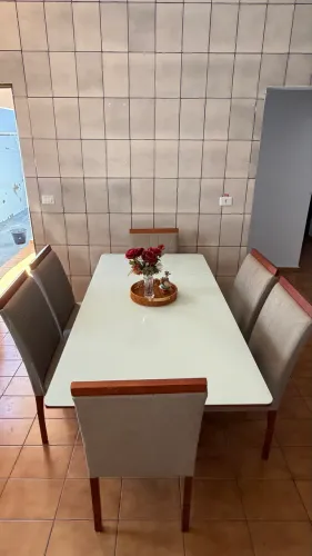 Mesa de madeira maciça com tampão de vidro e cadeiras estofadas