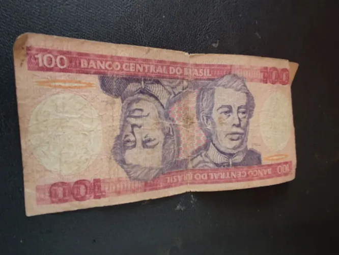 Cédulas e moedas antigas 
