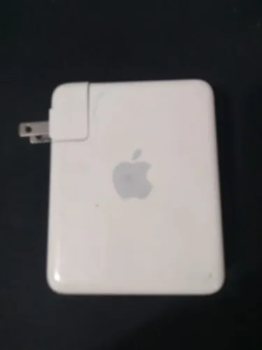 Carregador Apple AirPort Express modelo A1264.