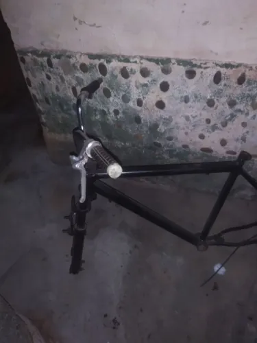 Vendo esse quadro de bike com uma suspensão de 2 andar