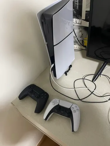 PS5 Slim +  2 manetes