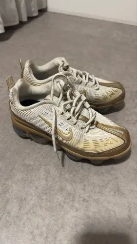 Vende-se Nike Air VaporMax 360 na colorway White / Metallic Gold tam 35 feminino