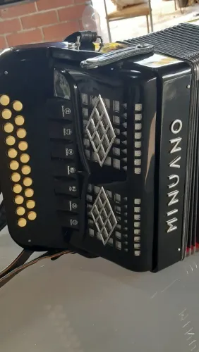 Acordeon (Gaita) Minuano 40 baixos, terça e quarta de voz, afinação em ré e dó maior