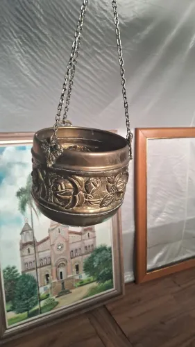 Cachepot em Bronze/ latã estilo Art deco , med. 16 X 16 x 18 cm corrente para pendurar.