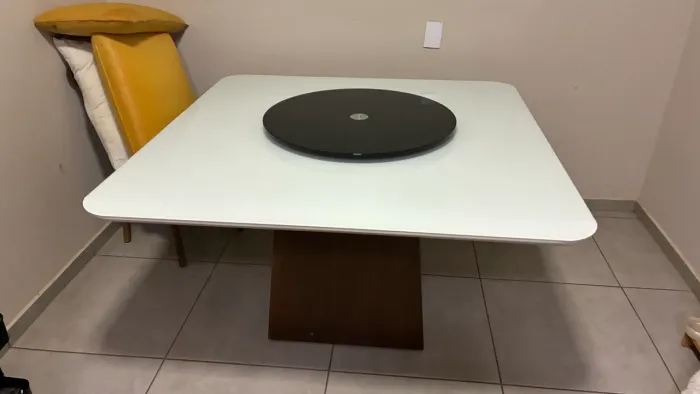 Mesa de Vidro 8 lugares com tampo giratório.