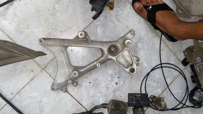 suporte da roda traseira e pinça de freio da Honda PCX 150