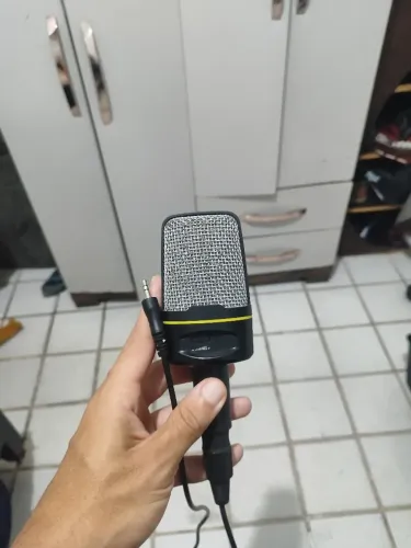 Microfone com fio SF-920 conservado, não precisa de mesa de som 