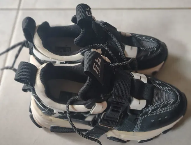 Vendo sapatos número 37,todos por 250$ tênis usados e saltos novos