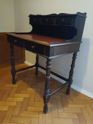 Escrivaninha de madeira clássica