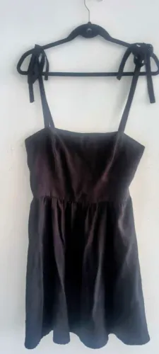 Vestido Youcom preto de amarrar. Moderno semi novo