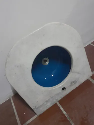 Pia em mármore branco com Cuba de louca azul