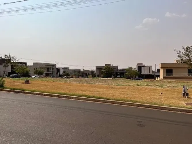 Terreno plano com 790 m2 no Quinta dos Ventos | É aqui na Imobiliária Rosa e Rangel