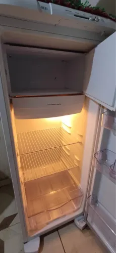 Geladeira Electrolux RE31 240L 110V - Excelente estado