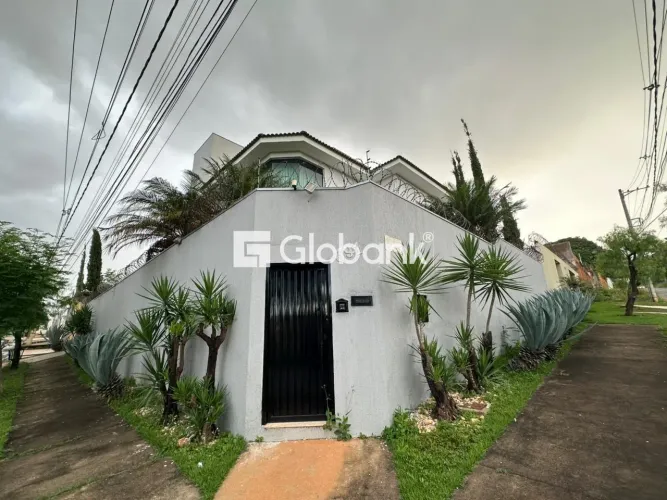 Casa para aluguel no bairro Ibituruna, em Montes Claros-MG, 05 Quarto(s)