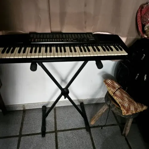 Teclado elétrico com suporte