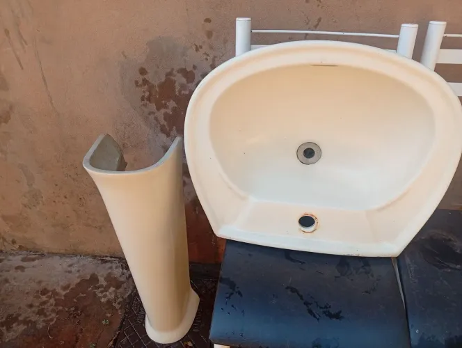 Vendo pia de cerâmica para banheiro 50$