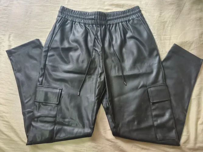 Calça Jogger em Pu com Bolsos Cargo Preto Bluesteel/Renner M