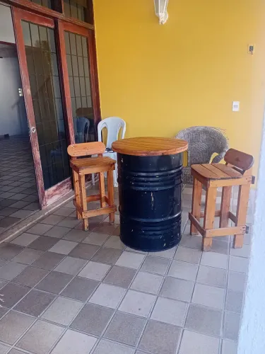 VENDO TONEL E BANCOS DE MADEIRA 