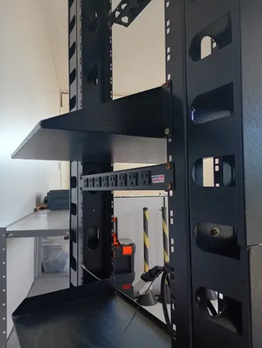 Rack Aberto de Piso TI 19" Completo + Switch TP-Link 24p Gigabit + Acessórios