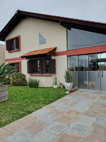 Rocca Imobiliária vende casa de praia com 195m² e 3 quartos em Balneário Presidente - Imbé