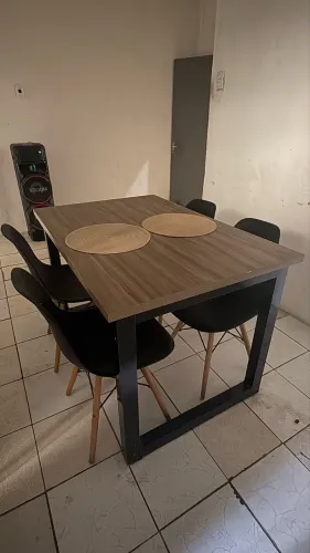 Mesa com 4 cadeiras , seminova