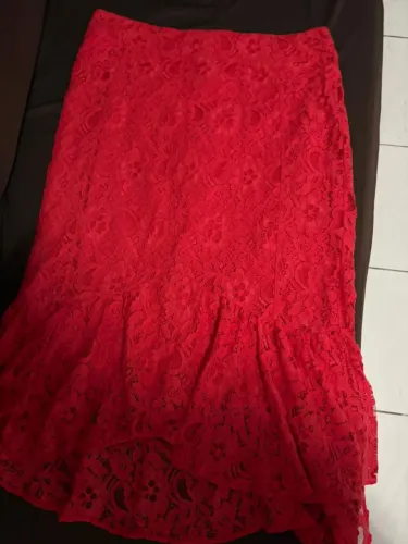 Saia de renda vermelha