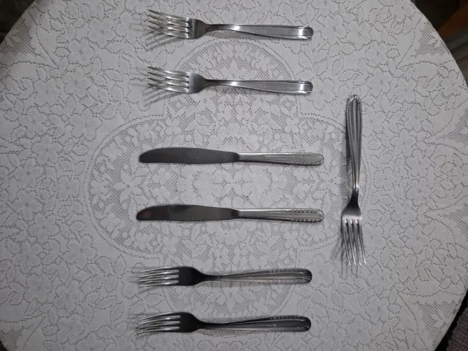 05 garfos e 02 facas em inox marcas Hércules e Tramontina,  talheres antigos e conservados