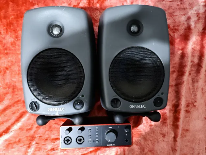 Genelec 8030B !!! À Parte : Focusrite Scarlett 4i4 !!! Universal Audio Apollo & Yamaha Hs