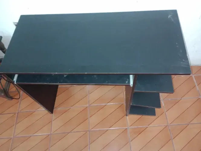 Mesa para Computador/Escritório em MDF com Bandeja para Teclado - Bom Estado