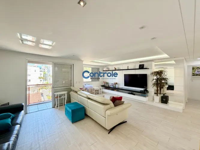 Amplo Apartamento com 03 dormitórios, sendo uma suíte, na Carvoeira