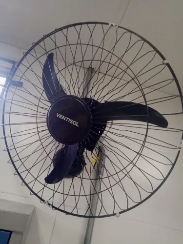 Vendo dois ventiladores 220 pra quem concertar 