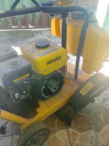 Máquina a gasolina para cortar asfalto, concreto e piso.