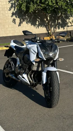 Kawasaki Z800 2015/2016 Branca | 31.800 km | IPVA Pago | Escape Esportivo + Original