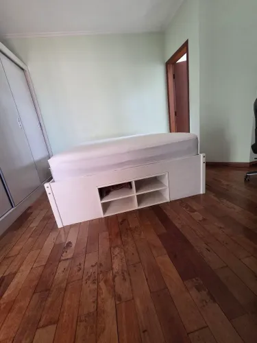 Cama Queen madeira maciça com gavetões e cama de cabeceira 
