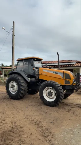 Trator Valtra BM110 com grade tatu