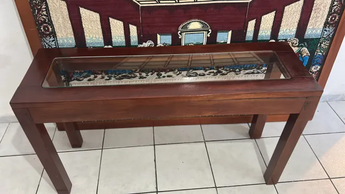 Vendo um aparador de madeira com vidro no meio em perfeito estado 650$