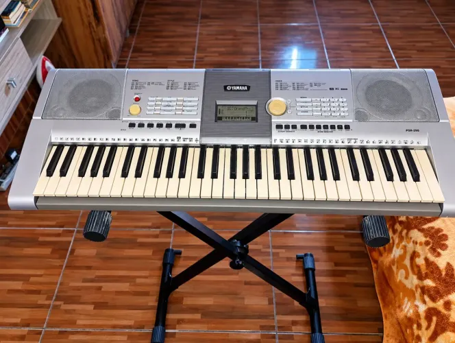Teclado Yamaha PSR-295 61 Teclas + Suporte X - Usad