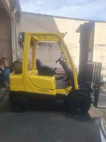 Empilhadeira a combustão marca Hyster modelo H50FT