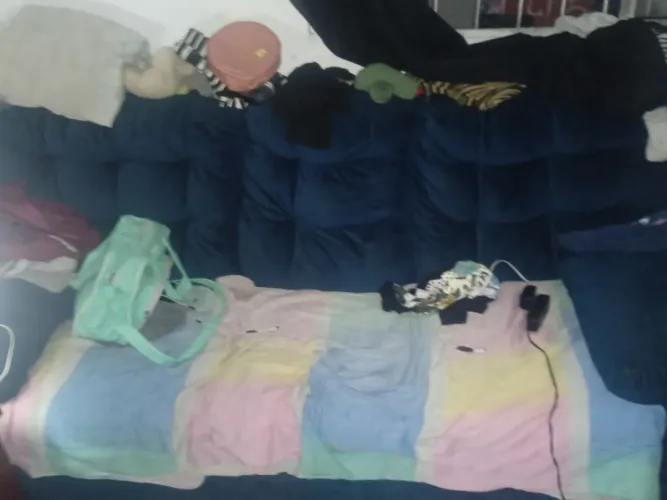 Vendo esse sofá azul veludo três lugares urgente e faço limpeza dele também 