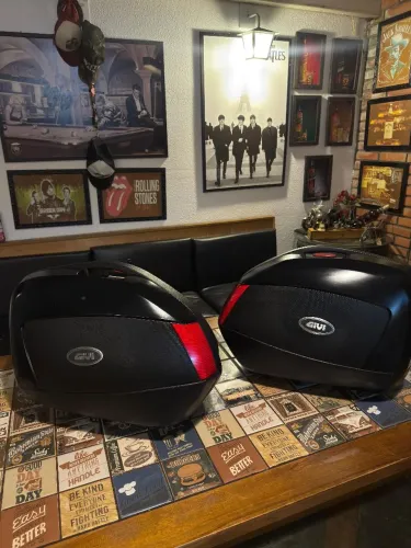 ? Baú Lateral V35 Givi + Bolsas Lateral Givi e Borrachas ?