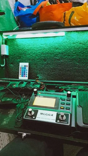 Pedaleira mooer ge100 + pedalboard com led em ótimas condições