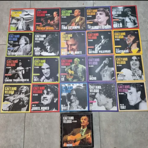 COLEÇÃO  BOX SEM OS CDS, SOMENTE COM 20 LIVROS  BOM ESTADO CAETANO VELOSO box com marcas