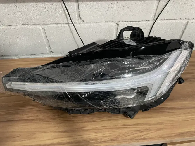 Farol Volvo XC60 2024