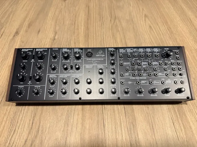 Sintetizador analógico Behringer K2 mk2