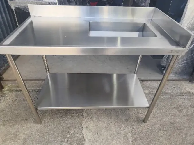 Pia em inox com bojo simples e base 1,10×0,60×0,90 m